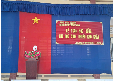 TRAO HỌC BỔNG CHO HỌC SINH NGHÈO, HỌC SINH CÓ HOÀN CẢNH KHÓ KHĂN