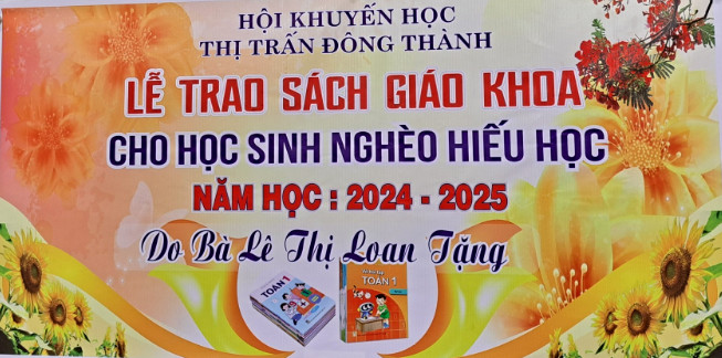 Trao tặng sách giáo khoa cho học sinh nghèo, có hoàn cảnh khó khăn hiếu học